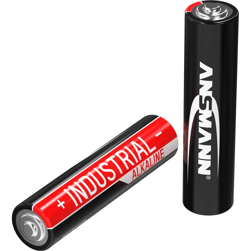 Zwei AA-Batterien, eine aufrecht stehend und eine liegend, mit dem Aufdruck 