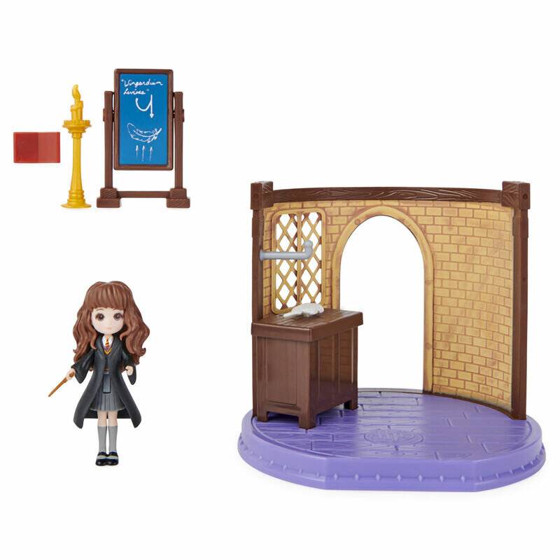 Wizarding World Harry Potter - Hogwarts Zauberkunst Klassenzimmer Spielset (mit exklusiver Hermine Granger Sammelfigur)