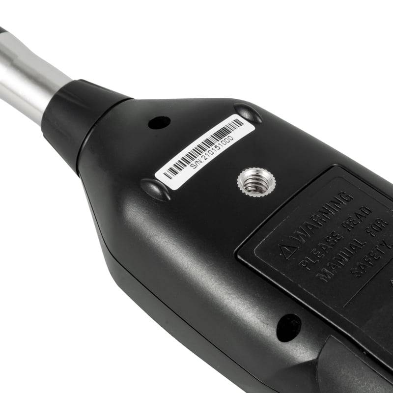 Nahaufnahme eines tragbaren Elektrowerkzeugs mit einem Barcode und einem Warnschild mit Sicherheitshinweisen.