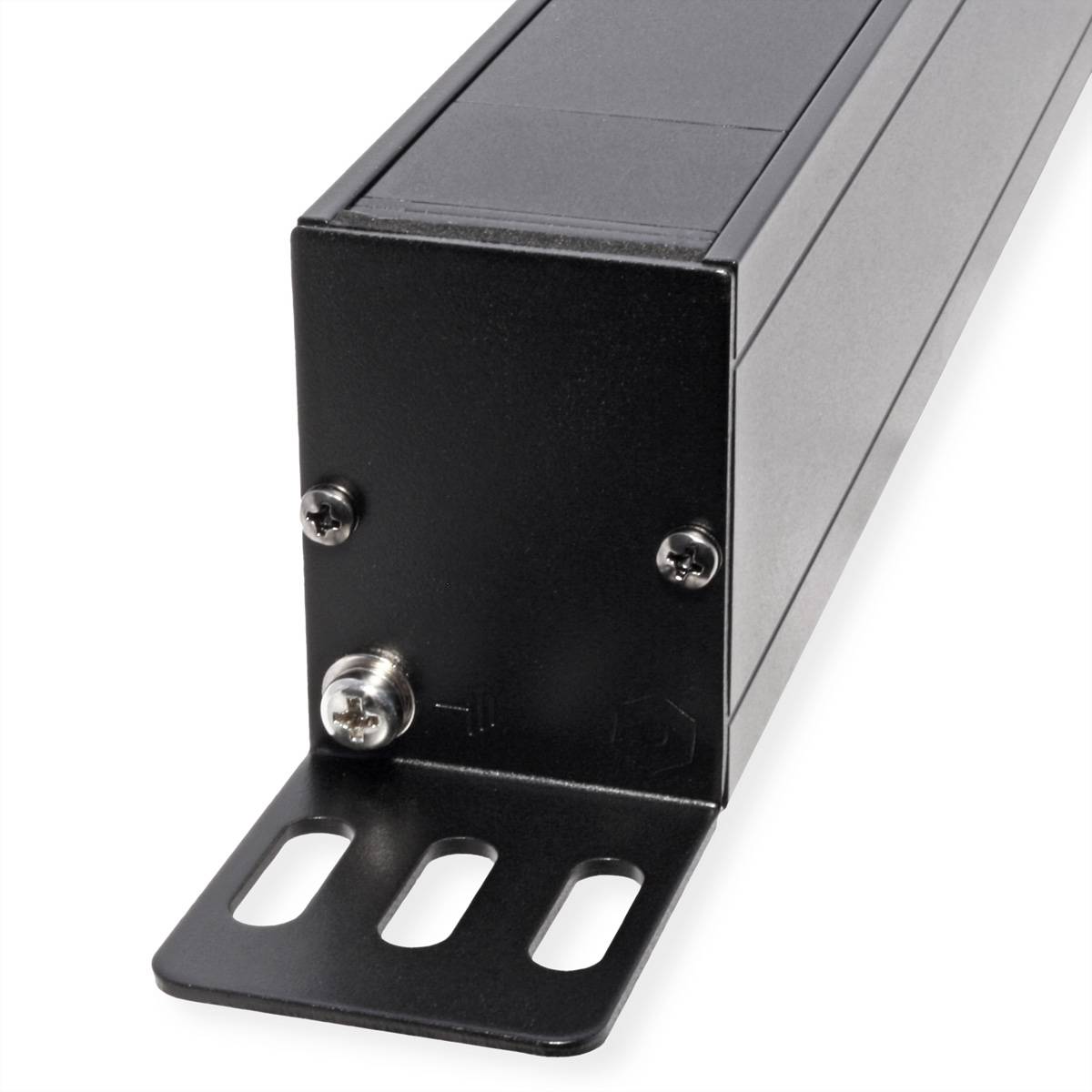 Schwarze rechteckige Metallhalterung mit Befestigungslöchern, mit zwei Schrauben auf einer Seite und positioniert, um ihre abgewinkelte Seite zu zeigen.