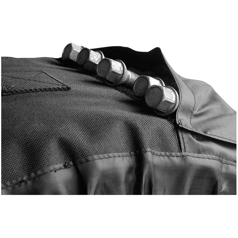 Schrauben, die auf einer strukturierten schwarzen Stoffoberfläche ausgerichtet sind, Nahaufnahme, die ihren metallischen Glanz und die Details der Materialtextur hervorhebt.