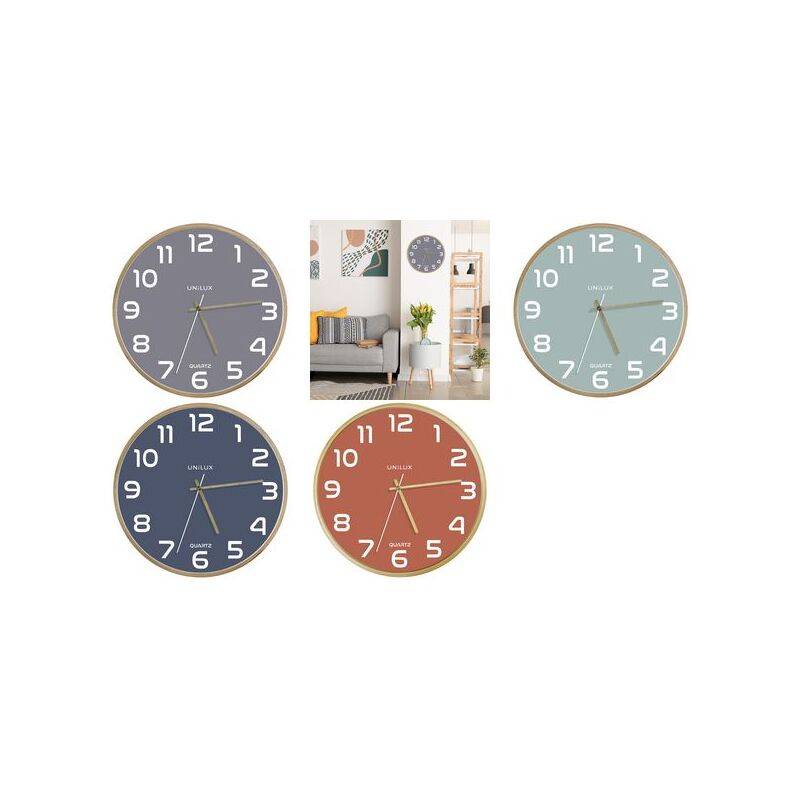 Fünf Wanduhren in verschiedenen Farben sind ausgestellt. In der Mitte befindet sich ein Bild eines Innenraum-Dekors mit einem Sofa, Regalen und Wandkunst.