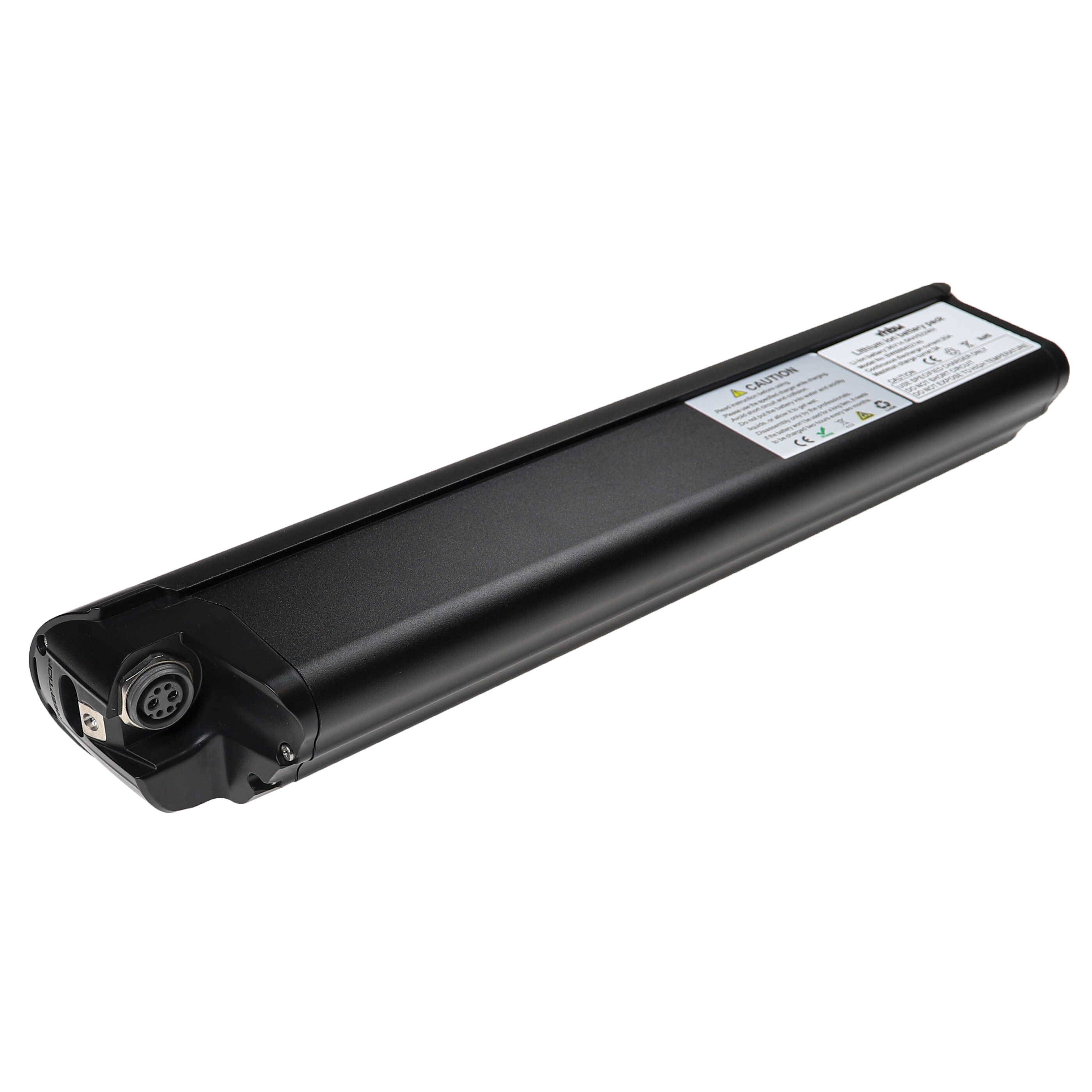 E-Bike-Akku mit Ladeanschluss und Etikett mit Spezifikationen auf einem schlanken schwarzen Gehäuse.