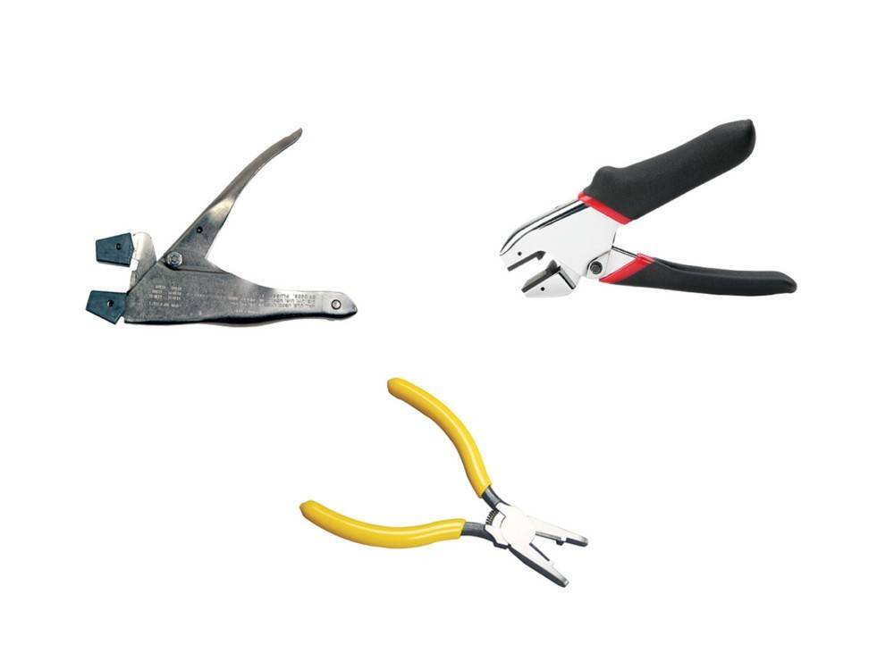 Drei Arten von Zangen vor einem weißen Hintergrund: links silberne Zange mit einem Haken, rechts oben schwarz-silbern, rechts unten mit gelben Griffen.