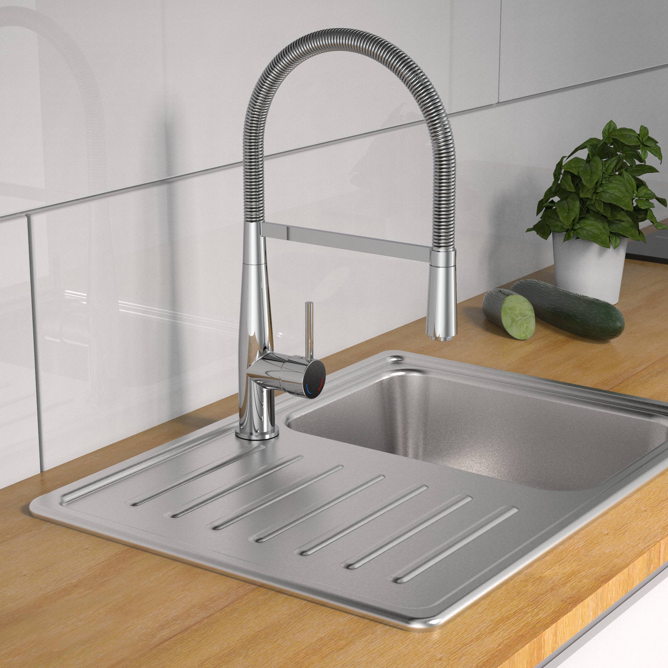 Modernes Küchenspülbecken aus Edelstahl mit Abtropfbecken, hohem Federspiralen-Wasserhahn und Holzarbeitsplatte mit Gurke und Topfpflanze in der Nähe.