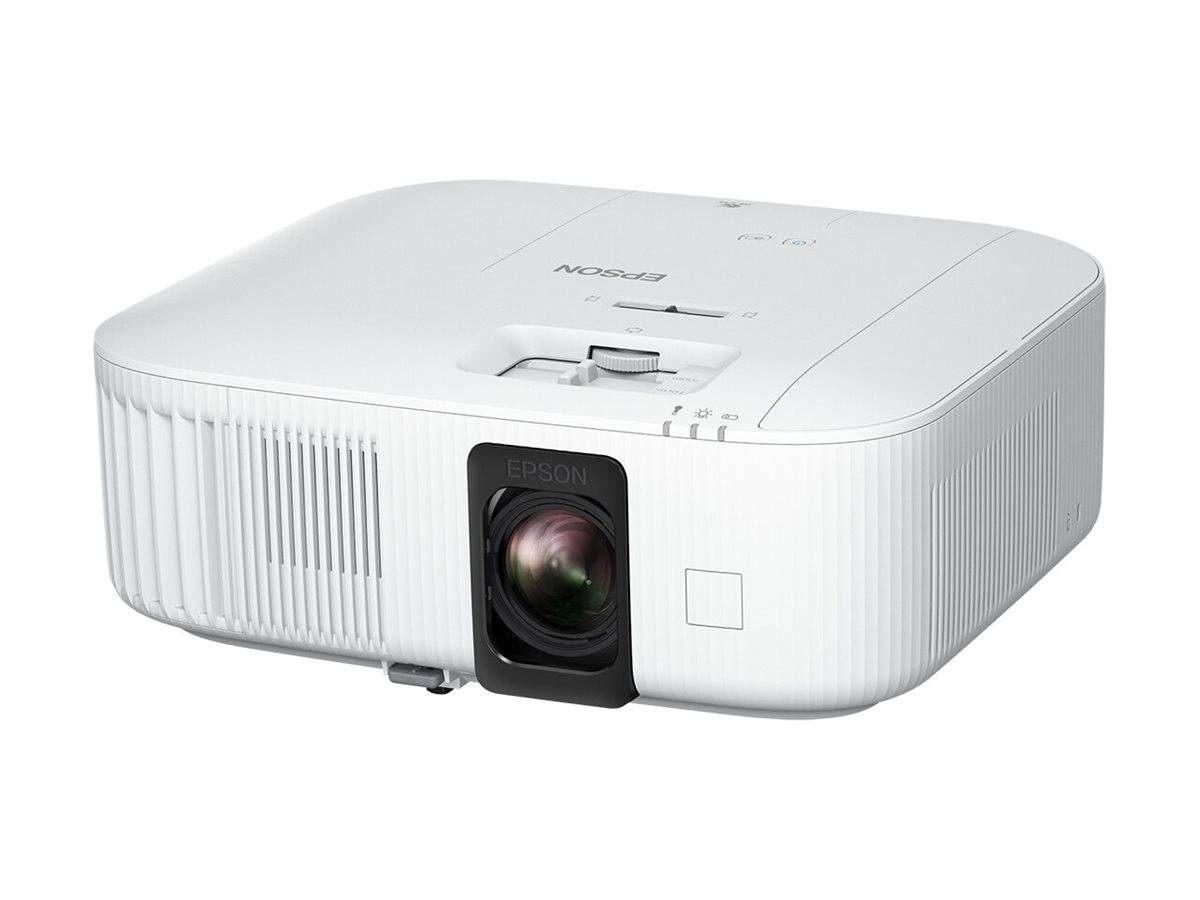 Weißer Epson-Projektor von vorne links gezeigt, mit sichtbarem Objektiv und Bedienungselementen oben auf neutralem Hintergrund.
