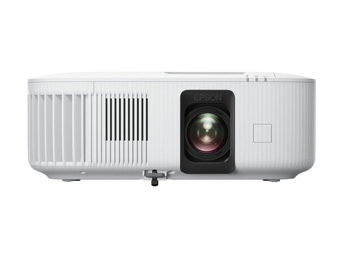 Weißer Epson-Projektor von vorne gezeigt mit Linse und Belüftungsgitter auf einfachem weißem Hintergrund.