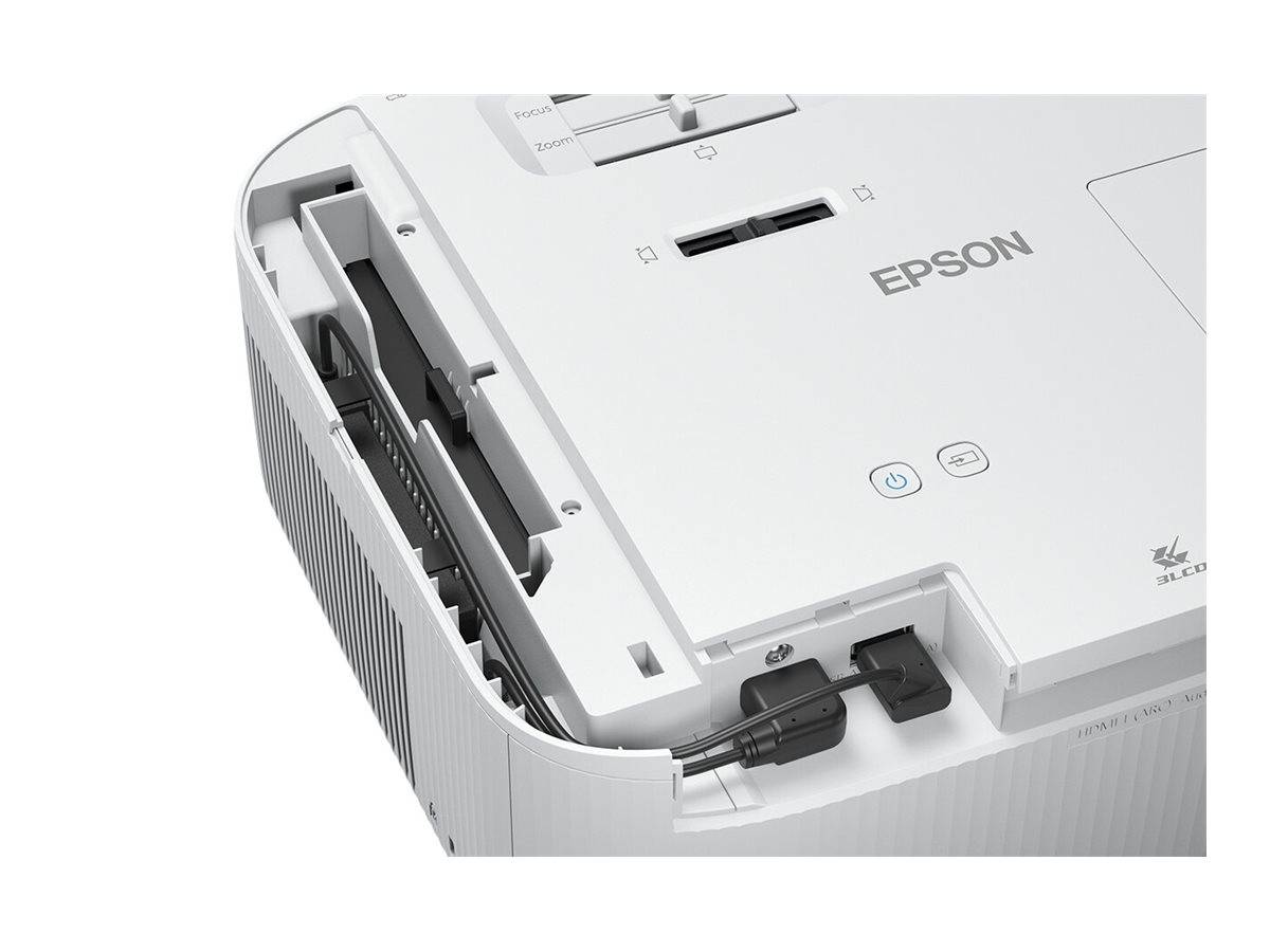 Weißer Epson-Projektor von oben gezeigt, mit geöffnetem Objektivfach und an der Vorderseite angeschlossenen Stromkabeln.