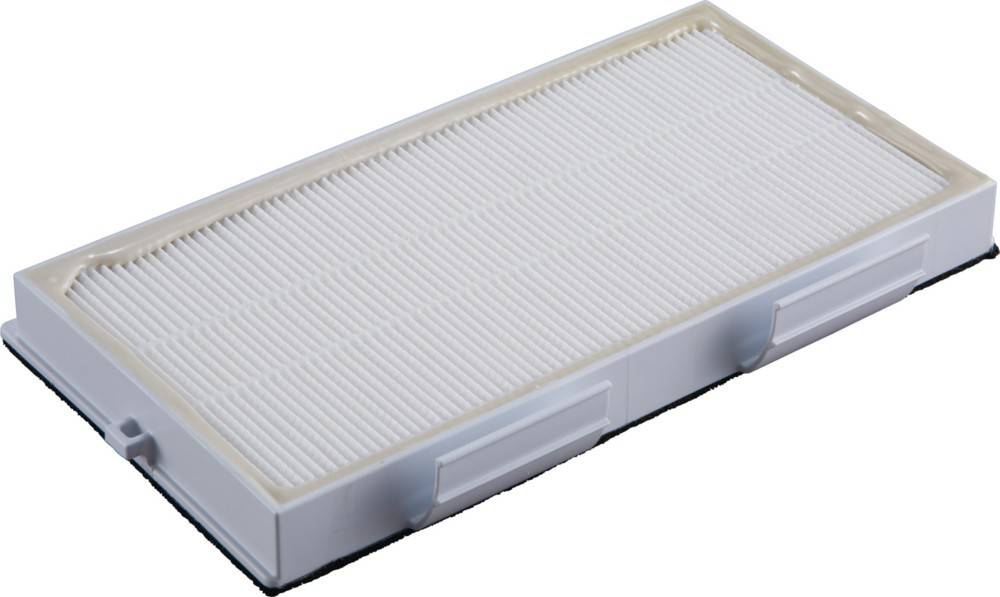 Ein weißer rechteckiger Luftfilter mit gefalteter Oberfläche, der zum Auffangen von Staub und Partikeln verwendet wird, liegt flach auf einem sauberen, weißen Hintergrund.