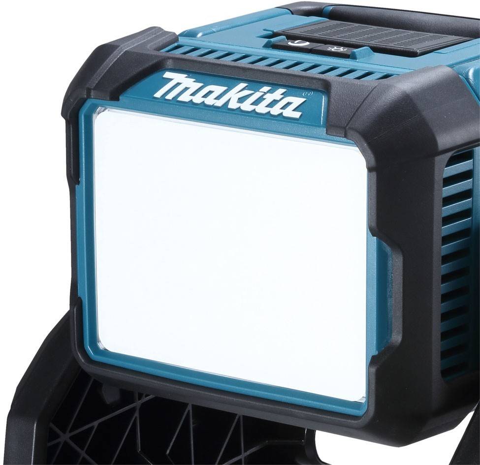 Eine blaue mobile Arbeitsleuchte mit einer weißen quadratischen Frontfläche, die ein auffälliges Markenlogo auf der Oberseite trägt. Das Design umfasst einen robusten Tragegriff.