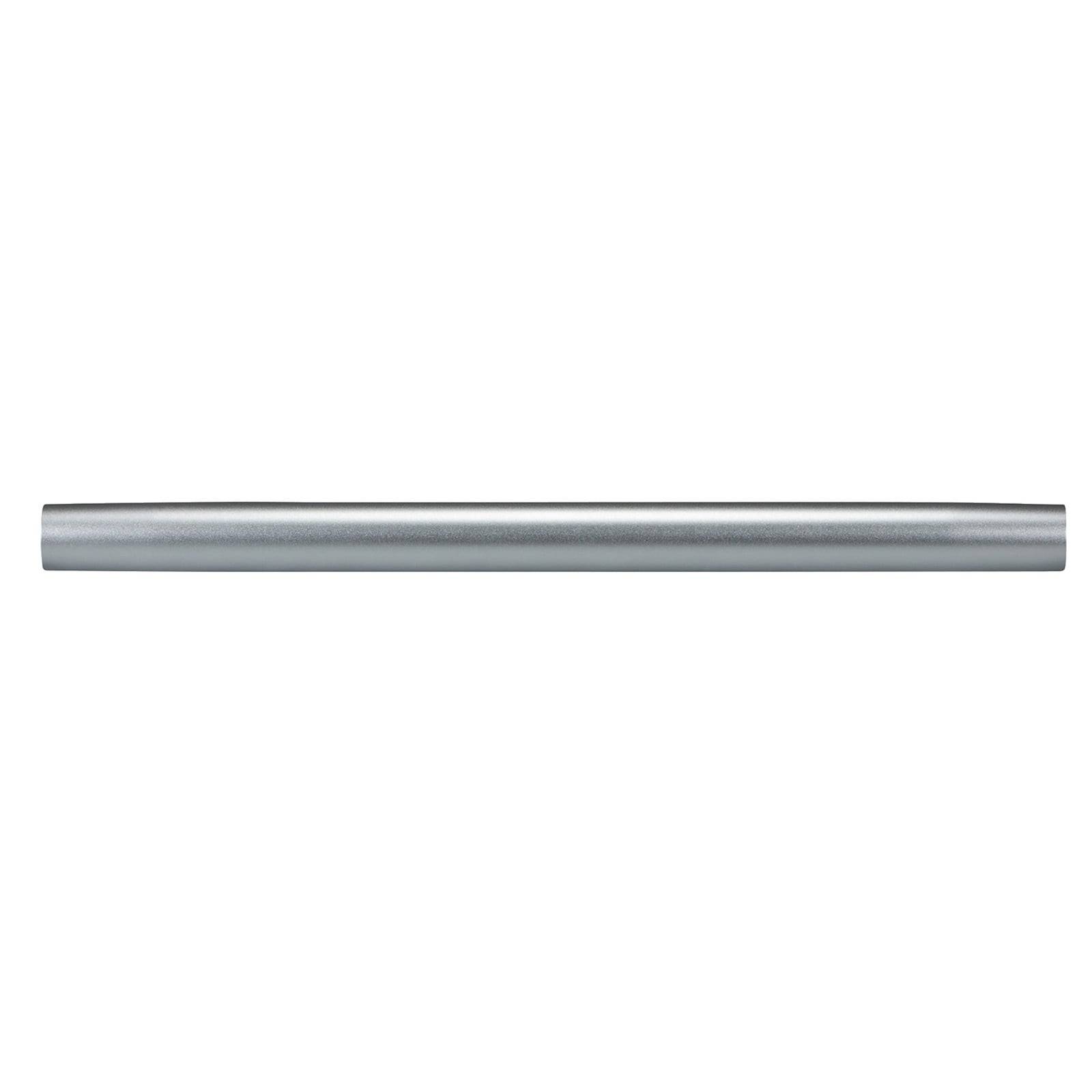 Eine lange, zylindrische Metallstange mit einer glatten, glänzenden Oberfläche vor einem schlichten weißen Hintergrund.
