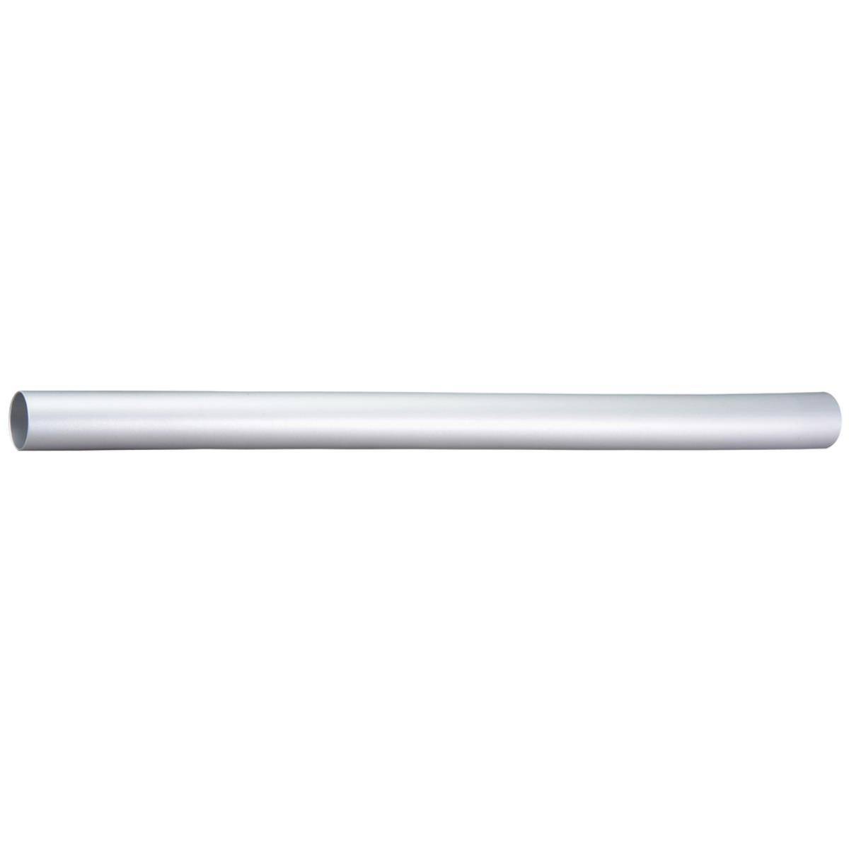 Ein langer silberner zylindrischer Metallrohr, horizontal auf weißem Hintergrund dargestellt.