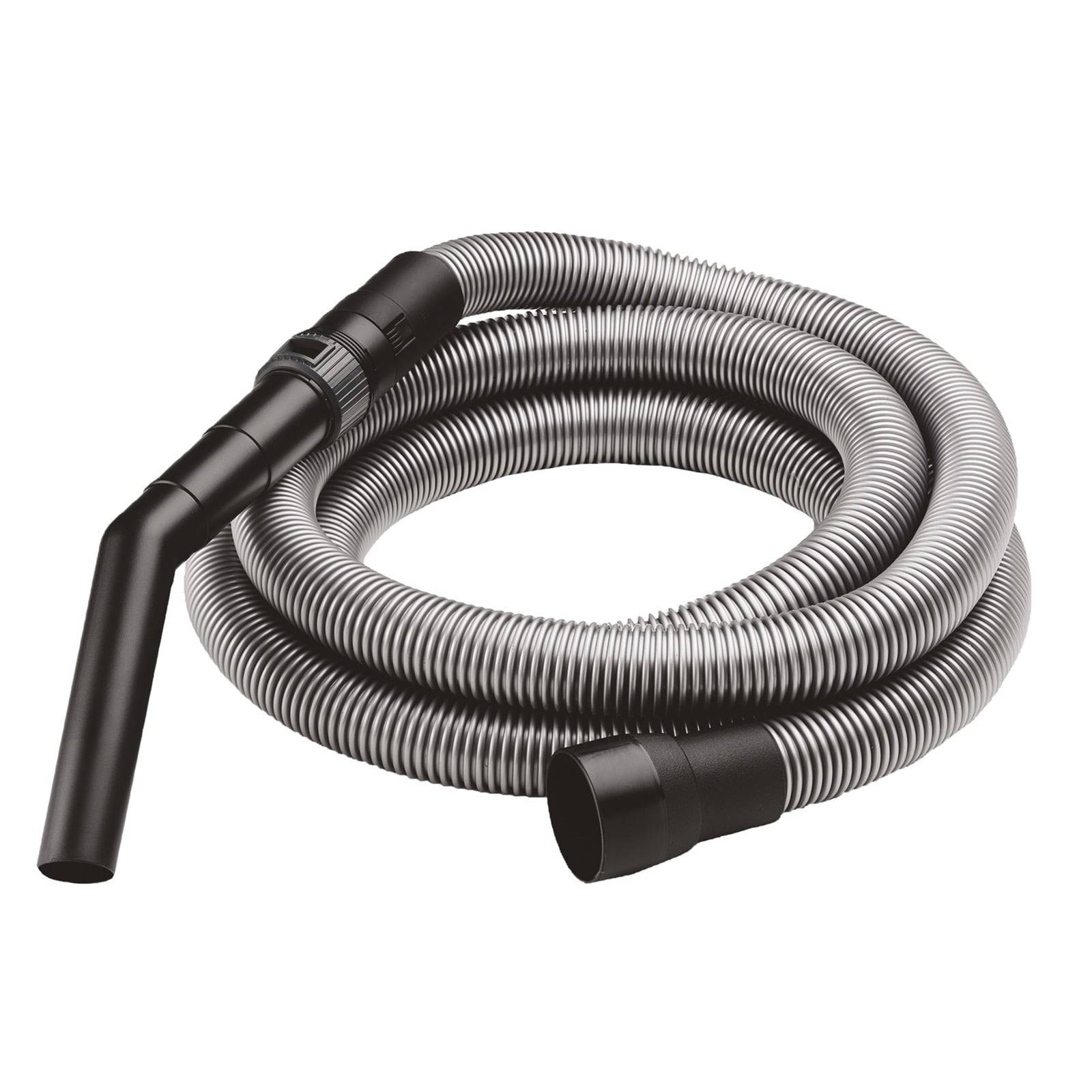 Ein aufgewickelter, flexibler Staubsaugerschlauch mit angebrachter Düse vor weißem Hintergrund.