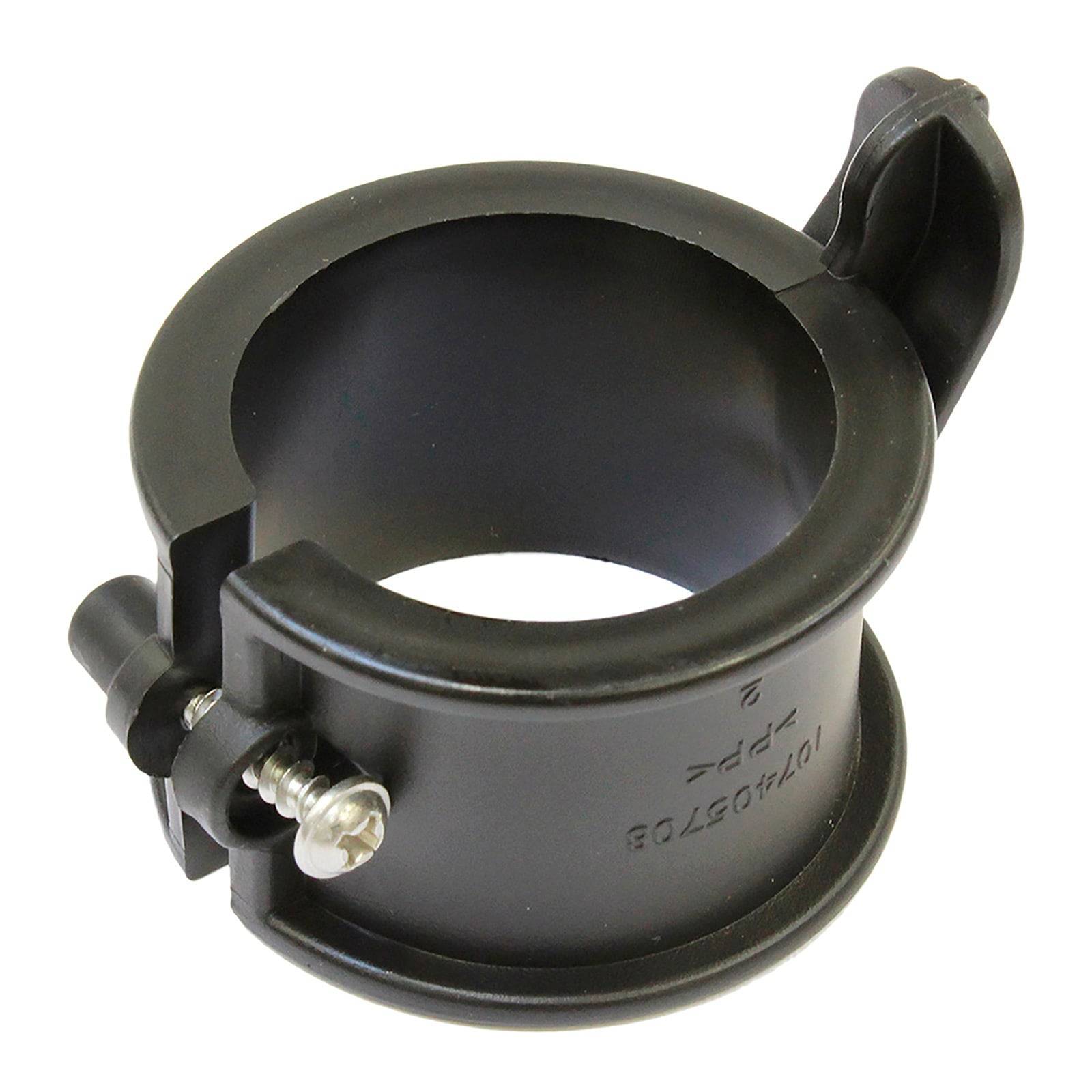 Eine schwarze Plastikklemme mit einem Schraubmechanismus, entwickelt zum Befestigen von zylindrischen Objekten, von einem leichten Winkel aus gezeigt.