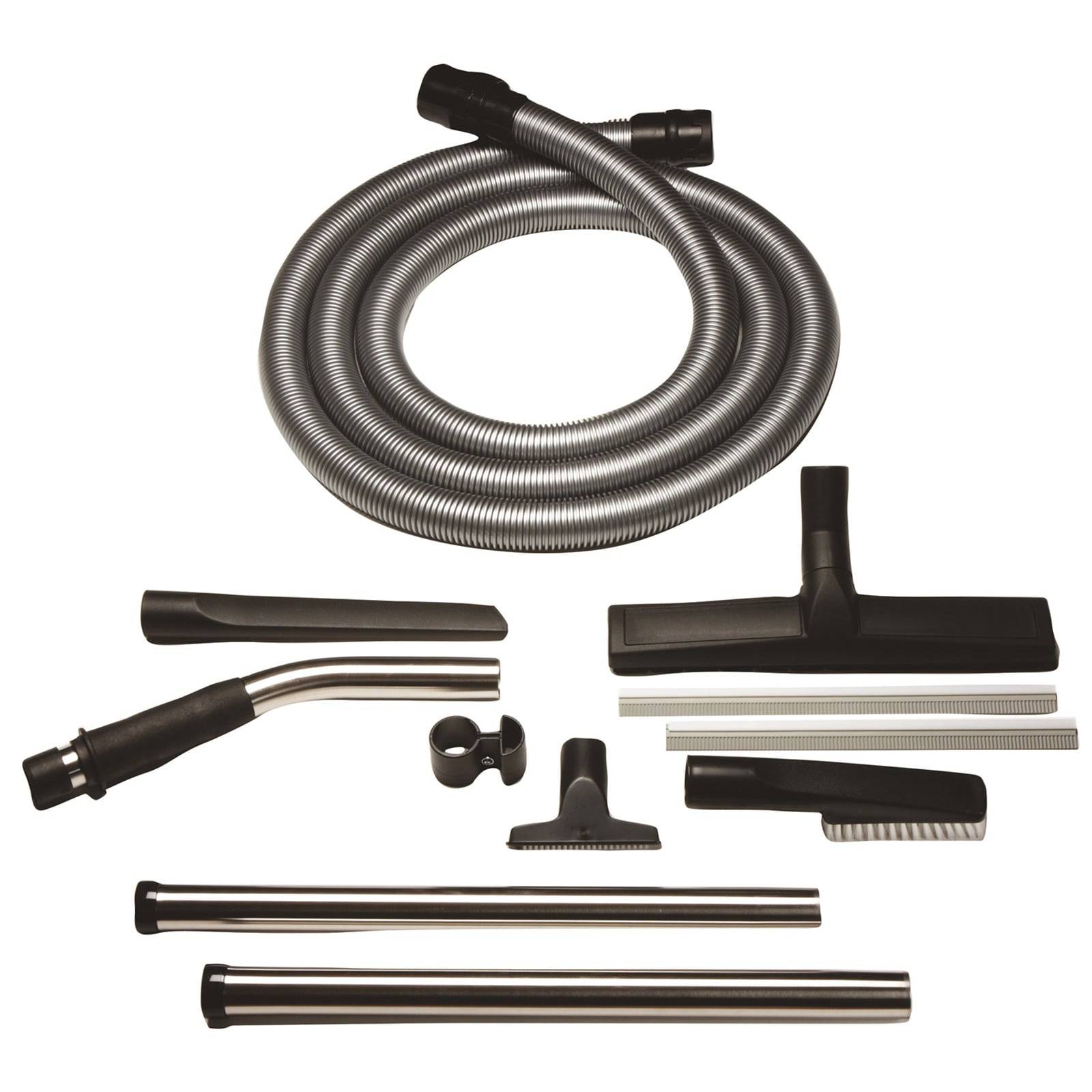 Staubsauger-Zubehör, einschließlich eines gerillten Schlauchs, verschiedener Düsen, Verlängerungsstangen und Verbinder, werden auf einem weißen Hintergrund präsentiert.