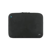 Schwarzes rechteckiges Laptop-Etui mit Reißverschluss, mit einem kleinen blauen Punkt und „M"-Logo auf weißem Hintergrund.