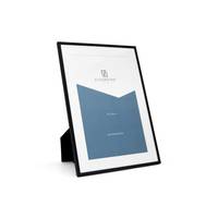 Ein vertikaler schwarzer Fotorahmen mit Ständer zeigt ein schlichtes Design mit einem großen Buchstaben 'B' und dem Wort 'BRANDPAD' über einem blauen Rechteck.