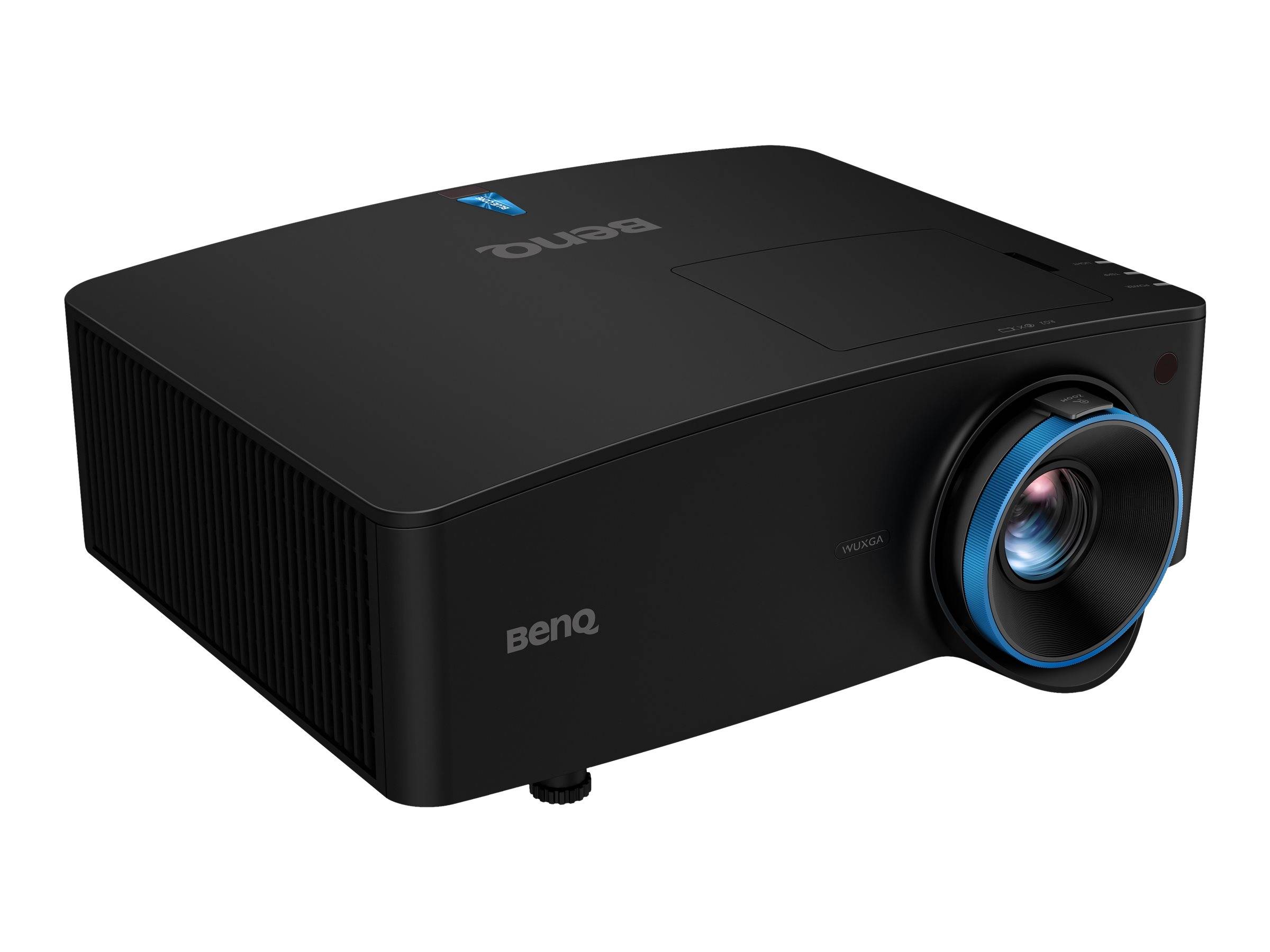 Schwarzer BenQ-Projektor mit großer Frontlinse und blauem Akzentring, auf weißem Hintergrund dargestellt.