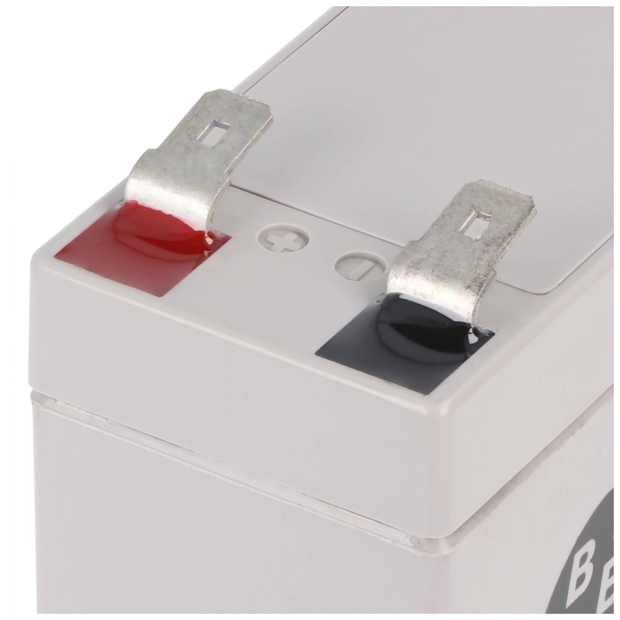 Nahaufnahme einer Batterie mit sichtbaren roten positiven und schwarzen negativen Anschlüssen auf der Oberseite.