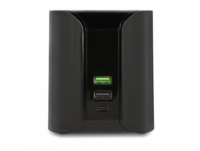 Schwarzes Wandladegerät mit zwei USB-A-Anschlüssen und einem USB-C-Anschluss auf der Vorderseite.