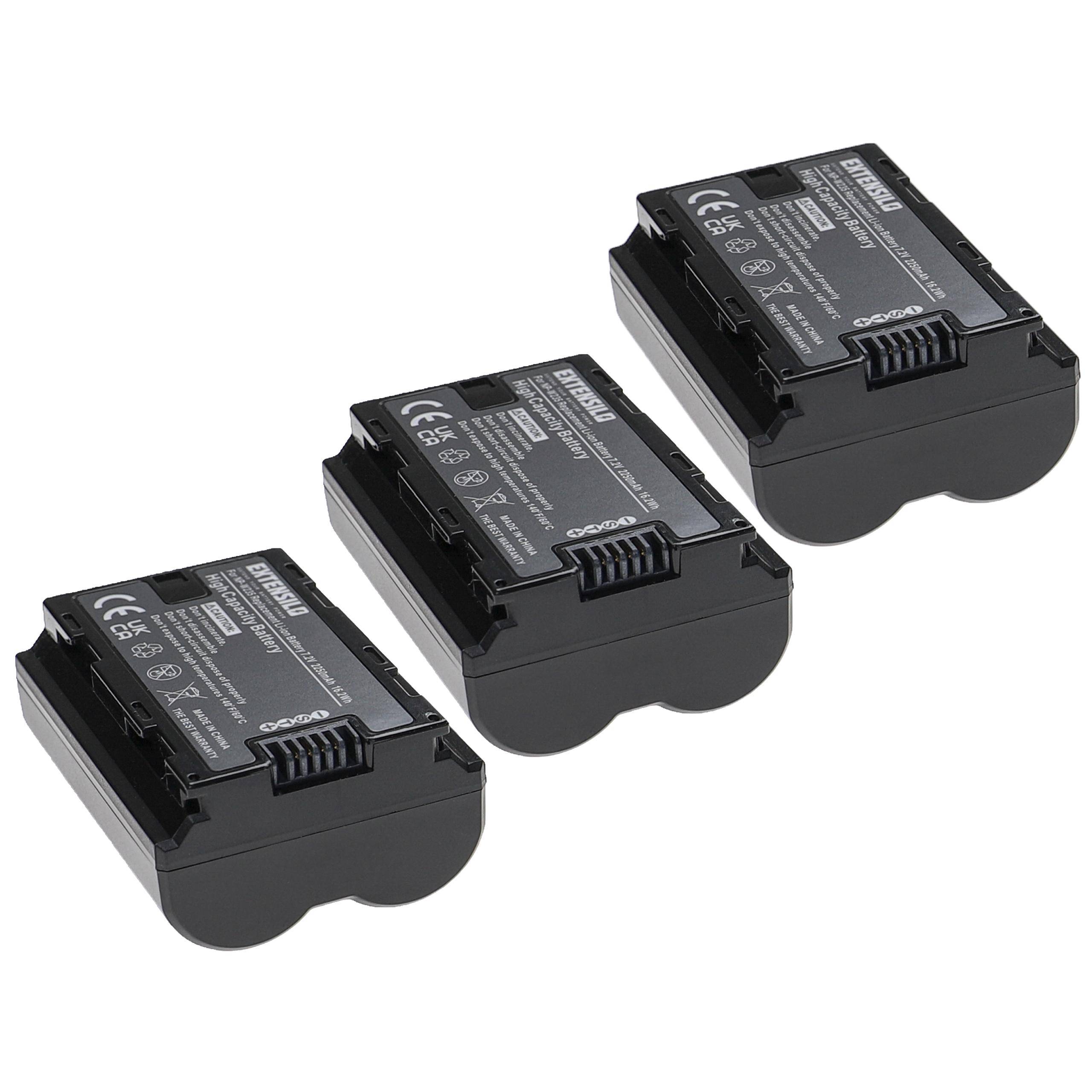 Drei schwarze Kamerabatterien werden nebeneinander vor einem weißen Hintergrund gezeigt, wobei jede Batterie Etiketten mit sichtbaren Spezifikationen und Symbolen trägt.