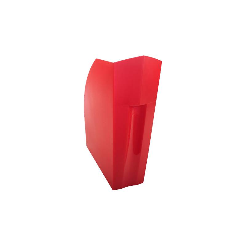 Eine rote, geometrisch geformte Vase mit einer abgewinkelten Gestaltung.