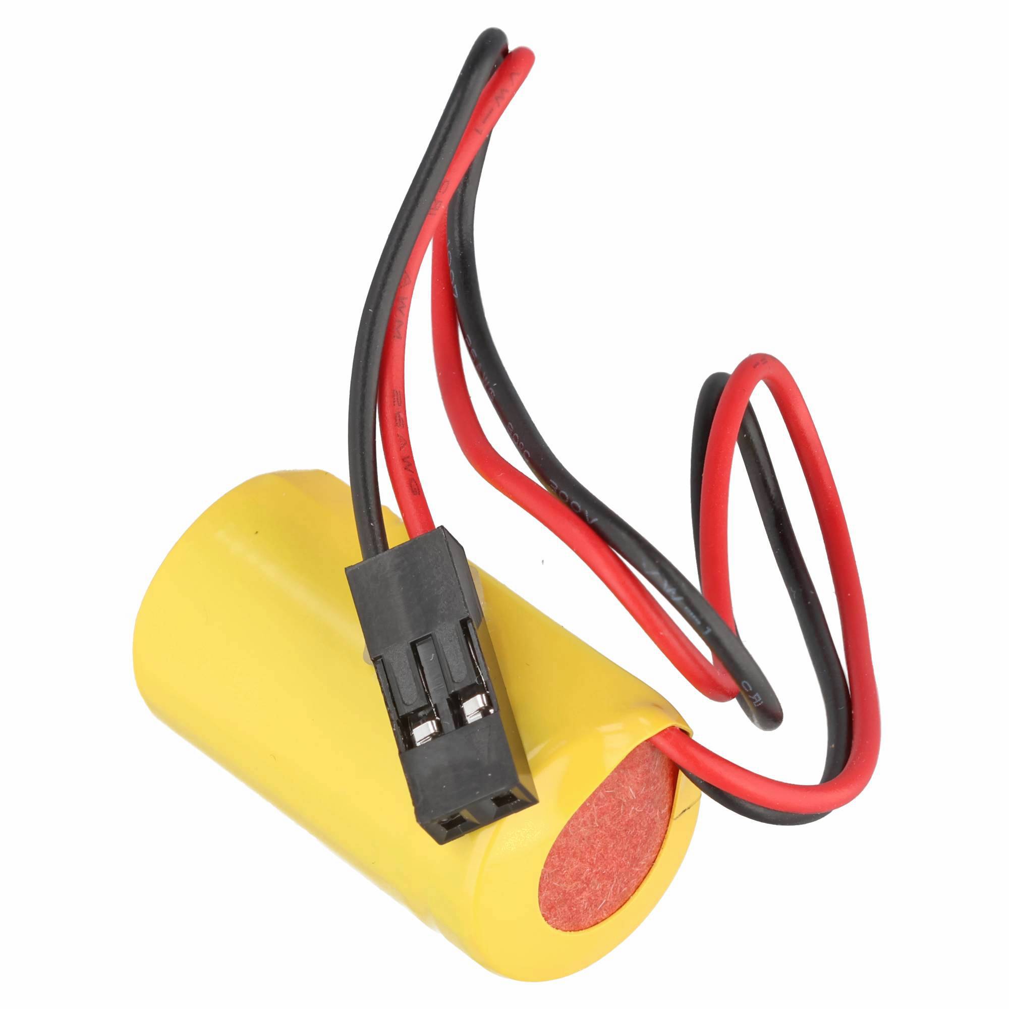 Gelbes zylindrisches Batterieset mit roten und schwarzen Kabeln und einem schwarzen Stecker auf weißem Hintergrund.