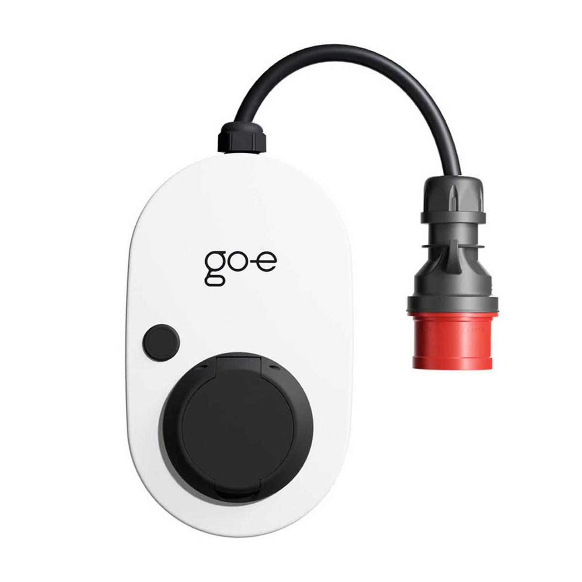 Tragbares Go-e Elektrofahrzeug-Ladegerät mit angeschlossenem Kabel und rotem Industriestecker-Adapter auf weißem Hintergrund.