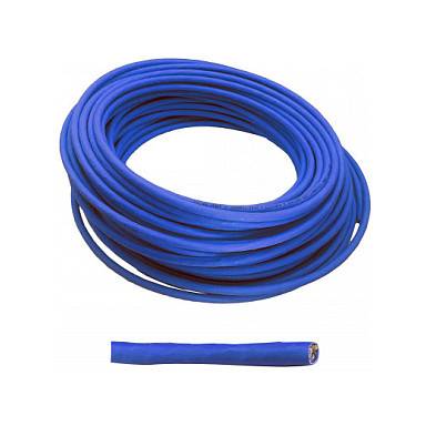 Aufgerolltes blaues Elektrokabel mit geschnittenem Ende, das den Kabelquerschnitt auf weißem Hintergrund zeigt.