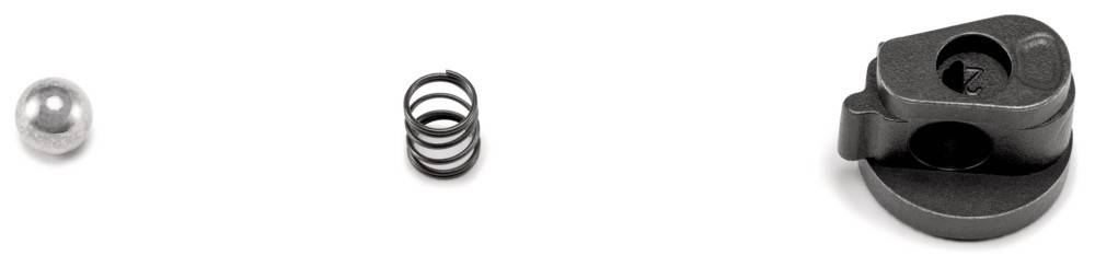 Eine Nahaufnahme einer kleinen Metallwendelfeder vor einem weißen Hintergrund.