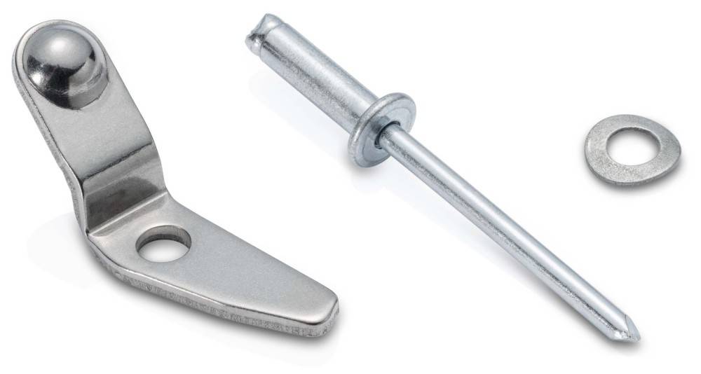 Ein Metallschlüssel und ein metallisches Werkzeug werden auf einer weißen Oberfläche platziert, die wahrscheinlich für technische oder mechanische Zwecke verwendet wird.