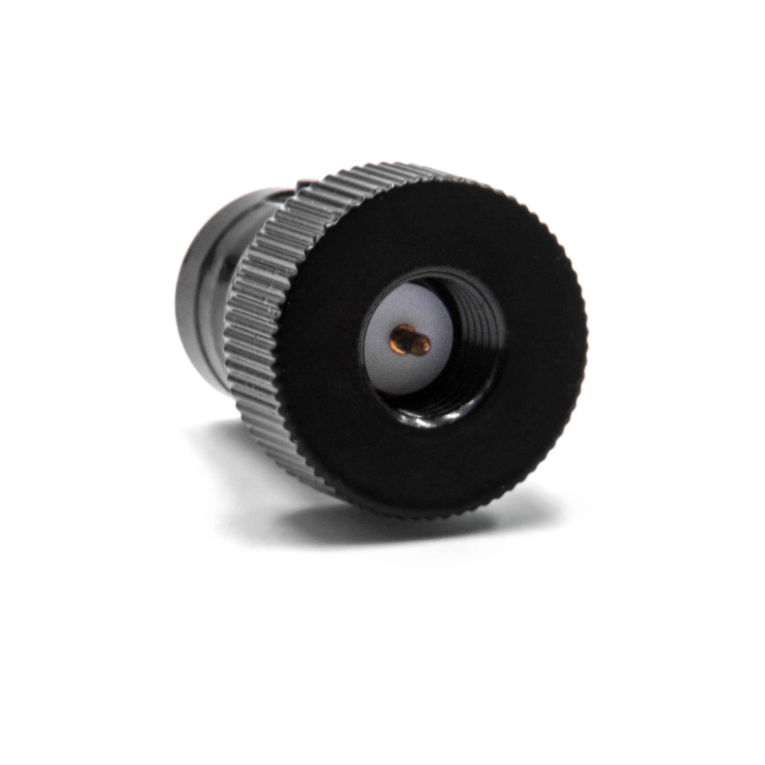 Eine Nahaufnahme eines silbernen Koaxialkabelsteckers mit einem schwarzen Ring und einem sichtbaren zentralen Kupferstift, der zur Übertragung von Hochfrequenzsignalen verwendet wird.