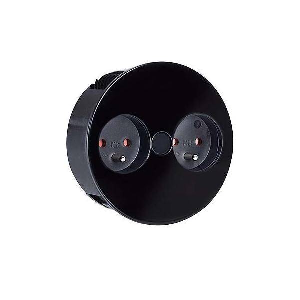 Eine schwarze zylindrische Steckdose mit zwei europäischen Steckplätzen vor einem weißen Hintergrund.