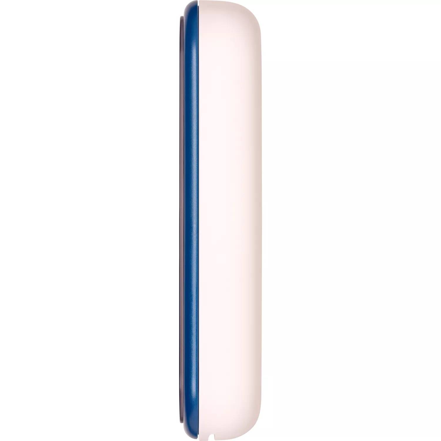 Seitenansicht eines schlanken Smartphones oder einer Schutzhülle mit weißem Rücken und blauer Kante auf einem schlichten weißen Hintergrund.