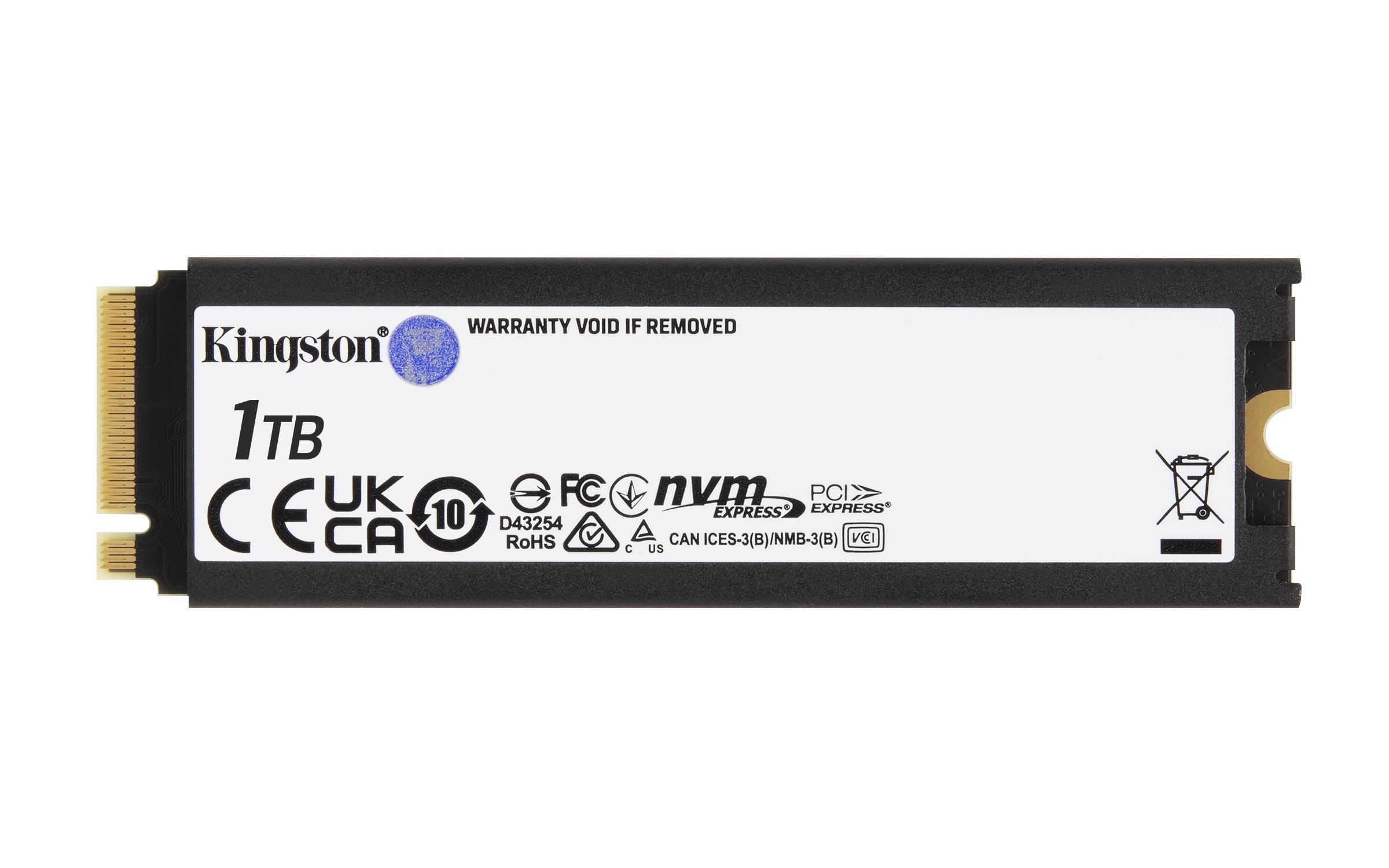 Kingston 1TB NVMe M.2 SSD auf weißem Hintergrund abgebildet, mit sichtbaren Produktetiketten und Zertifizierungen.