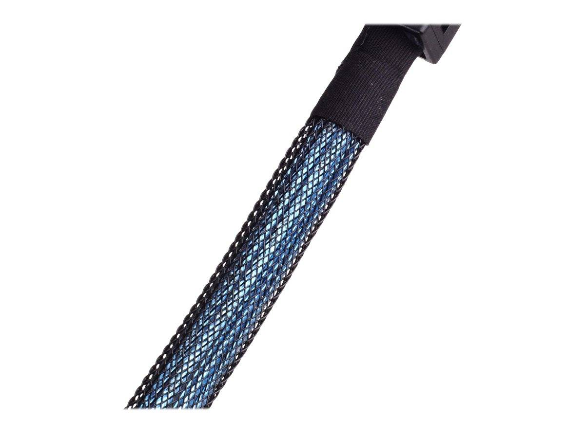Nahaufnahme eines blau-schwarz geflochtenen Kabels oder Schutzschlauches mit einem schwarzen Steckeranschluss auf weißem Hintergrund.