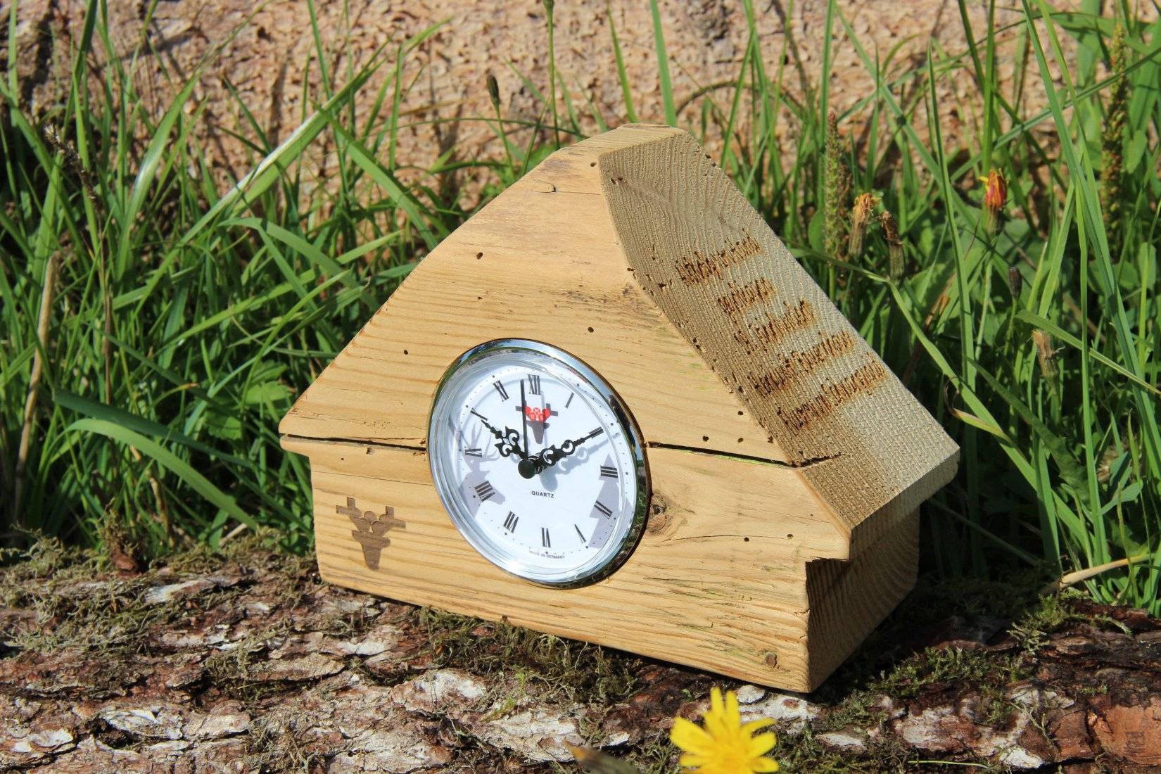 Uhren Manufaktur Schwarzwald Altholz-Uhr Schwarzwaldhäusle, Zifferblatt weiß