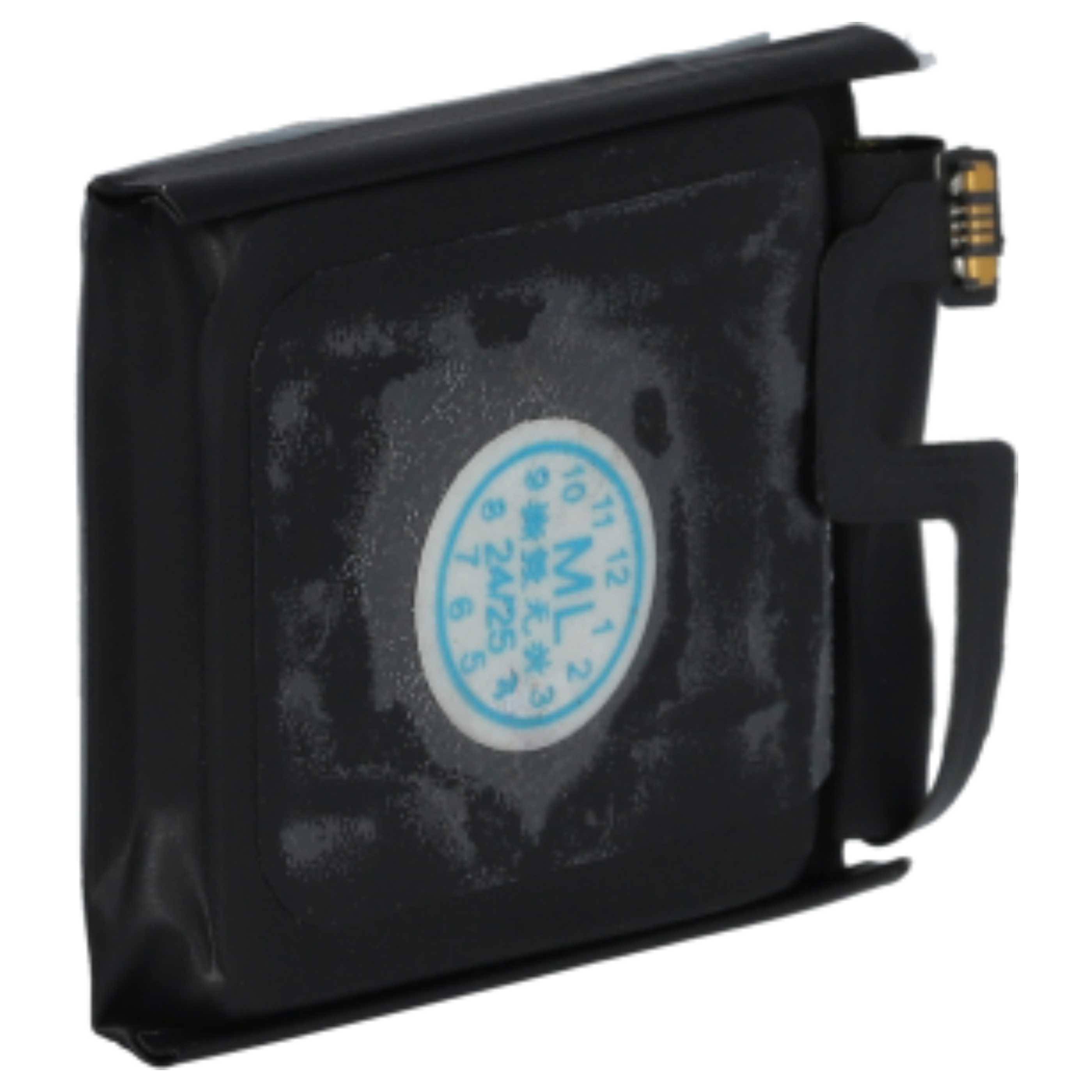 Ein schwarzes quadratisches Batteriegehäuse mit angeschlossenem Stecker ist auf weißem Hintergrund abgebildet. Ein blauer runder Aufkleber mit Zahlen ist auf der Batterie sichtbar.