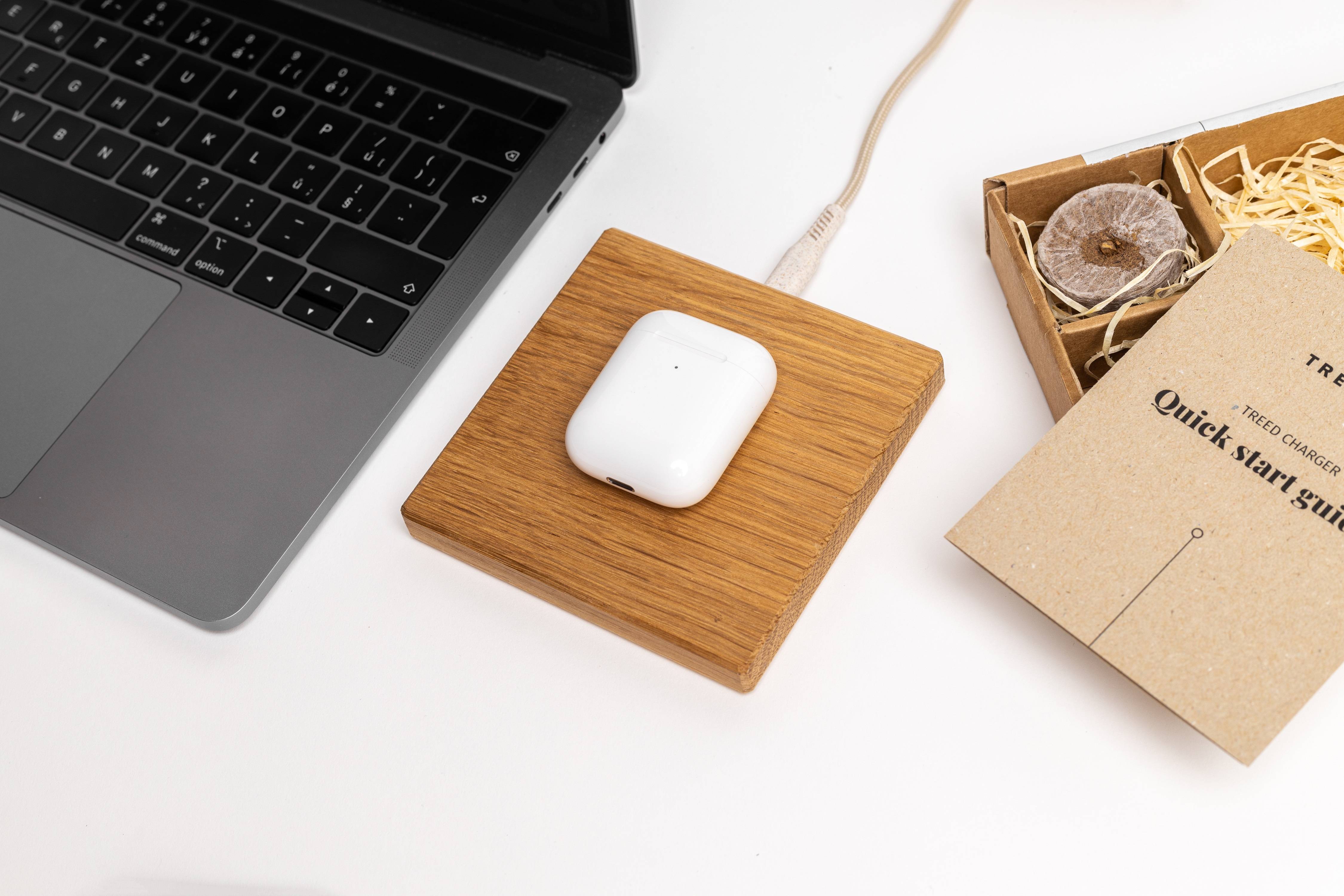 TREED Premium Qi-Charger aus Holz Eiche | 15W Induktive Ladestation unterstützt MagSafe QI Standard für Android und iOS
