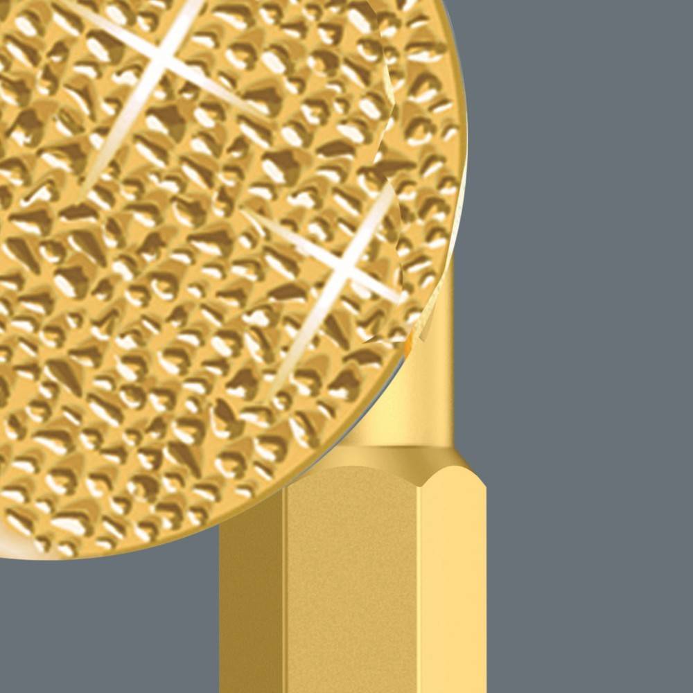 Eine Nahaufnahme eines glänzenden, strukturierten Mikrofonkopfs in Gold, die Eleganz und Raffinesse vermittelt, vor einem neutralen grauen Hintergrund.