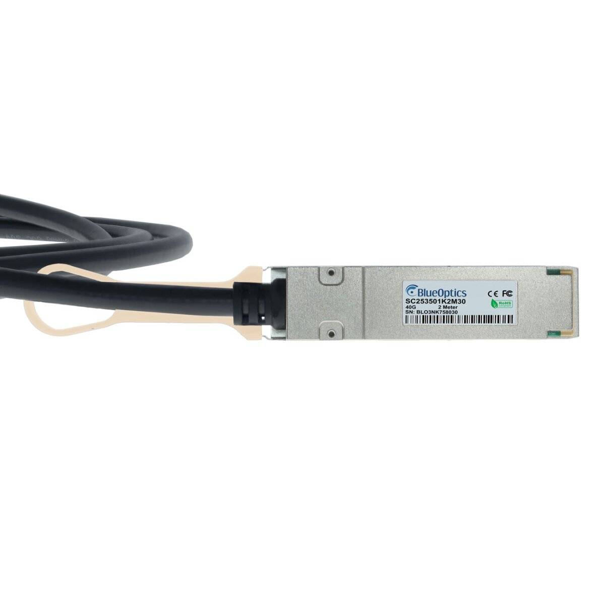 Nahaufnahme eines optischen Transceiver-Moduls von BlueOptics mit angeschlossenem schwarzem Kabel auf weißem Hintergrund.