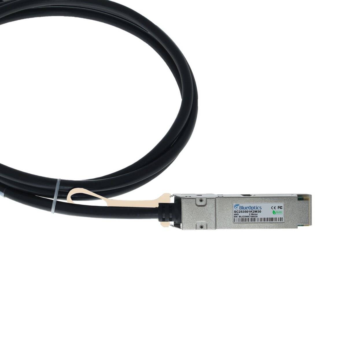 Schwarzes Kabel mit einem kleinen silbernen optischen Transceiver-Modul, das auf einem einfachen weißen Hintergrund gezeigt wird.