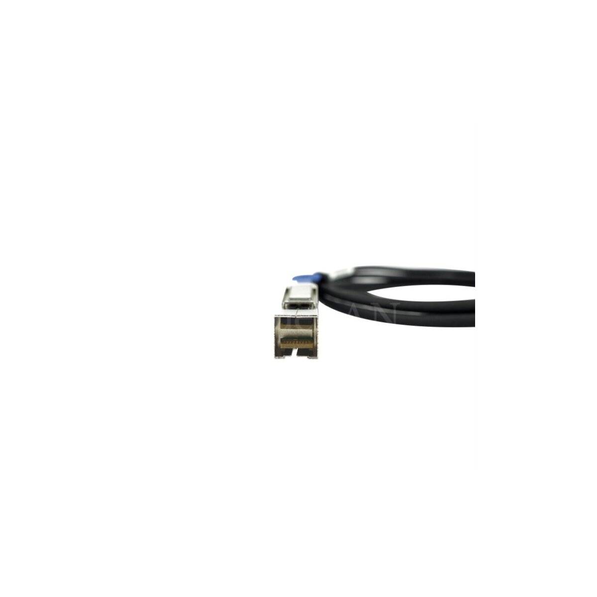 Nahaufnahme eines schwarzen Kabels mit einem kleinen Metallverbinderstecker auf einem einfachen weißen Hintergrund.
