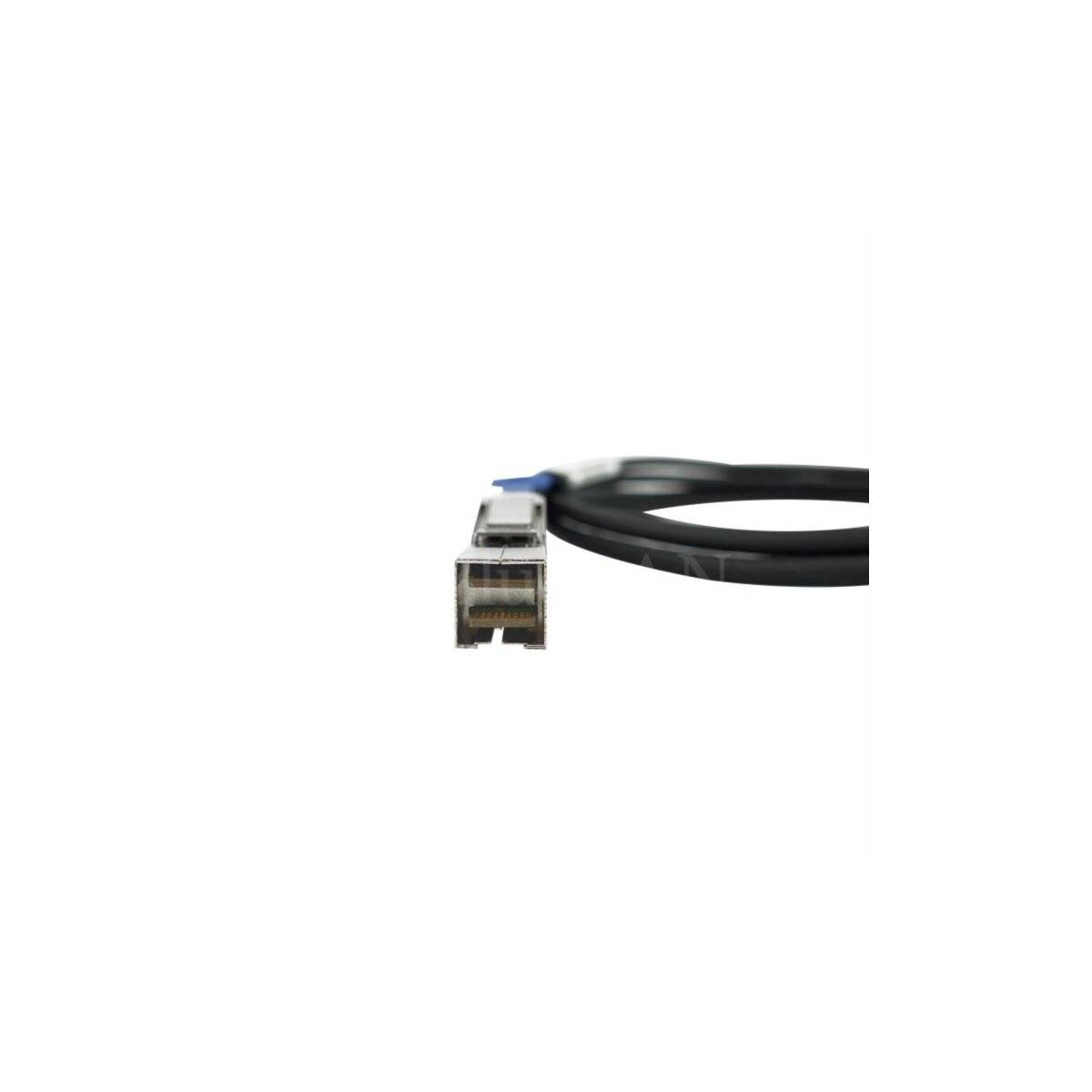 Nahaufnahme eines Ethernet-Kabels mit einem RJ45-Stecker auf weißem Hintergrund.