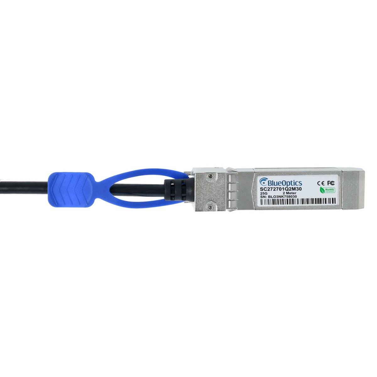 Nahaufnahme eines BlueOptics Lichtwellenleiterkabelsteckers mit blauem Zuglaschen und metallischem Transceiver-Gehäuse auf weißem Hintergrund.