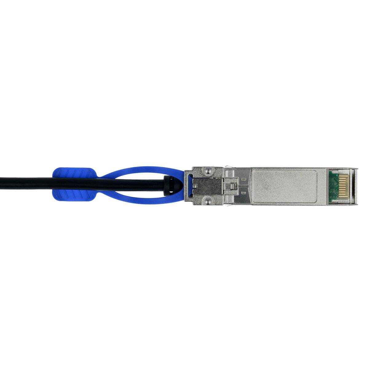 Nahaufnahme eines Glasfaserkabels, das in ein kleines metallisches Netzwerk-Transceiver-Modul eingesteckt ist.