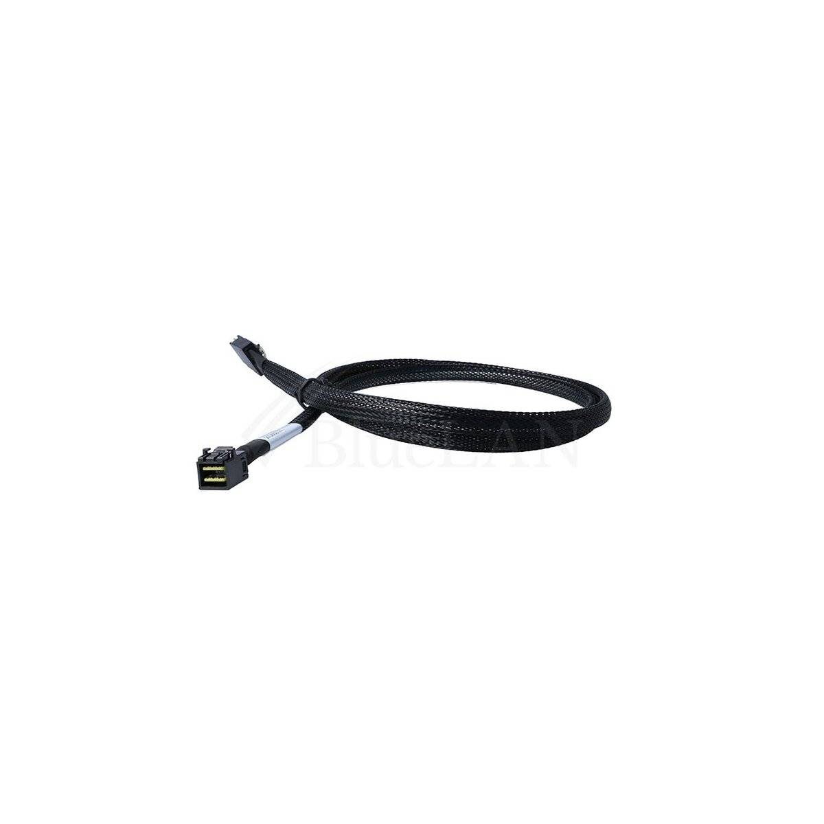 Schwarzes geflochtenes Kabel mit zwei Steckverbindern auf weißem Hintergrund.