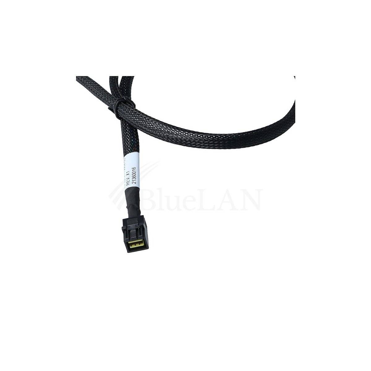 Schwarzes geflochtenes Kabel mit einem kleinen rechteckigen Stecker, der vor weißem Hintergrund hängt.