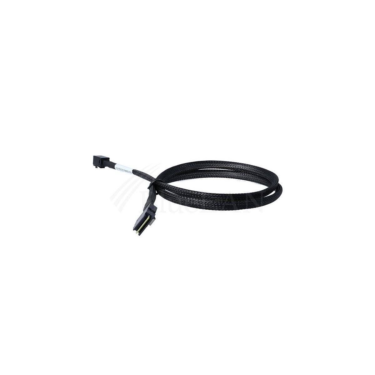 Schwarzes geflochtenes Kabel mit zwei kleinen Steckverbindern, aufgerollt auf weißem Hintergrund.