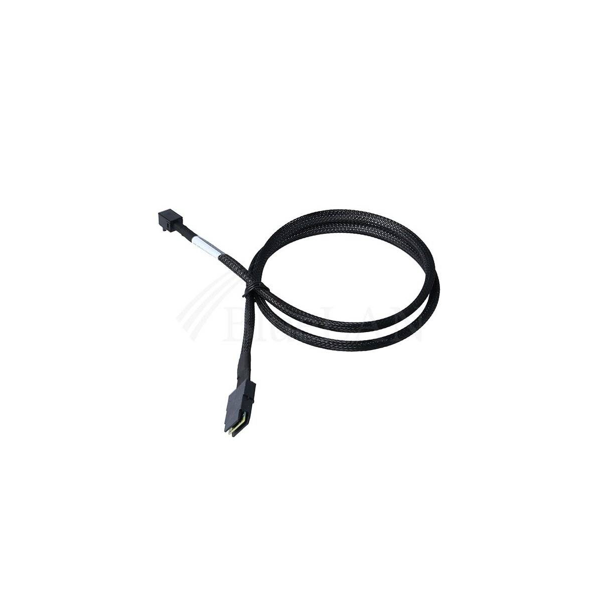 Schwarzes geflochtenes Kabel mit zwei kleinen Steckern, aufgerollt auf weißem Hintergrund.